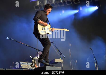 Marcus Mumford si esibisce con Mumford e i figli al festival britannico del periodo estivo di Hyde Park, Londra. Foto Stock