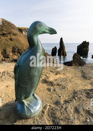 Monumento per il grande auk estinto (Pinguinus impennis), creato da Todd McGrain. Paesaggio costiero a Reykjaneviti e Valahnukur sulla penna di Reykjanes Foto Stock