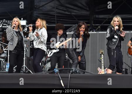 Tutti i Santi (l-r Nicole Appleton, Melanie Blatt, Shaznay Lewis, Natalie Appleton) si esibiscono durante il V Festival all'Hylands Park di Chelmsford, Essex. Data immagine: Sabato 20 agosto 2016. Il credito fotografico dovrebbe essere: Matt Crossick/ EMPICS Entertainment. Foto Stock