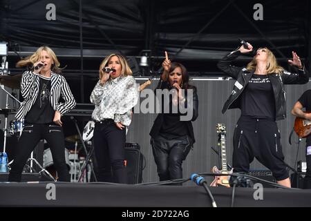 Tutti i Santi (l-r Nicole Appleton, Melanie Blatt, Shaznay Lewis, Natalie Appleton) si esibiscono durante il V Festival all'Hylands Park di Chelmsford, Essex. Data immagine: Sabato 20 agosto 2016. Il credito fotografico dovrebbe essere: Matt Crossick/ EMPICS Entertainment. Foto Stock