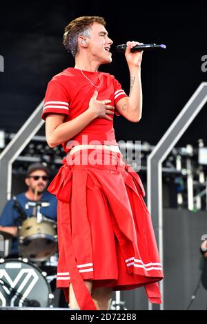 Olly Alexander di anni e anni che si esibisce durante il V Festival presso l'Hylands Park a Chelmsford, Essex. Data immagine: Sabato 20 agosto 2016. Il credito fotografico dovrebbe essere: Matt Crossick/ EMPICS Entertainment. Foto Stock