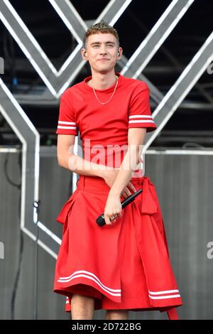 Olly Alexander di anni e anni che si esibisce durante il V Festival presso l'Hylands Park a Chelmsford, Essex. Data immagine: Sabato 20 agosto 2016. Il credito fotografico dovrebbe essere: Matt Crossick/ EMPICS Entertainment. Foto Stock