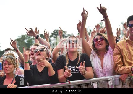 La folla durante il V Festival a Hylands Park a Chelmsford, Essex. Data immagine: Sabato 20 agosto 2016. Il credito fotografico dovrebbe essere: Matt Crossick/ EMPICS Entertainment. Foto Stock