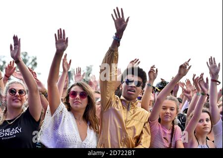 La folla durante il V Festival a Hylands Park a Chelmsford, Essex. Data immagine: Sabato 20 agosto 2016. Il credito fotografico dovrebbe essere: Matt Crossick/ EMPICS Entertainment. Foto Stock