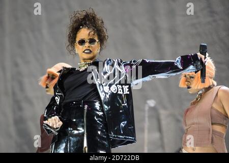 Rihanna si esibisce durante il V Festival all'Hylands Park di Chelmsford, Essex. Data immagine: Domenica 21 agosto 2016. Il credito fotografico dovrebbe essere: EMPICS Entertainment. Foto Stock