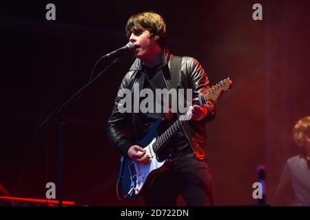 Jake Bugg si esibisce durante il V Festival all'Hylands Park di Chelmsford, Essex. Data immagine: Sabato 20 agosto 2016. Il credito fotografico dovrebbe essere: Matt Crossick/ EMPICS Entertainment. Foto Stock