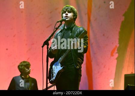 Jake Bugg si esibisce durante il V Festival all'Hylands Park di Chelmsford, Essex. Data immagine: Sabato 20 agosto 2016. Il credito fotografico dovrebbe essere: Matt Crossick/ EMPICS Entertainment. Foto Stock