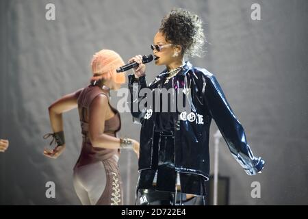 Rihanna si esibisce durante il V Festival all'Hylands Park di Chelmsford, Essex. Data immagine: Domenica 21 agosto 2016. Il credito fotografico dovrebbe essere: EMPICS Entertainment. Foto Stock