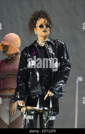 Rihanna si esibisce durante il V Festival all'Hylands Park di Chelmsford, Essex. Data immagine: Domenica 21 agosto 2016. Il credito fotografico dovrebbe essere: EMPICS Entertainment. Foto Stock