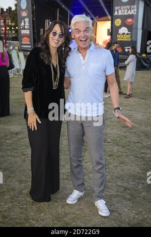 Philip Schofield e Maggie Wheeler sono raffigurati in Central Perks Coffee Shop presso il Comedy Centralâ€™s FriendsFest, a Haggerston Park, nella zona est di Londra. Data immagine: Martedì 23 agosto 2016. Il credito fotografico dovrebbe essere: Matt Crossick/ EMPICS Entertainment. Foto Stock