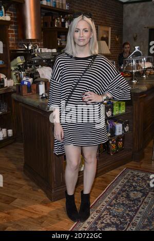 Gemma Styles raffigurato in Central Perks Coffee Shop al Comedy Centralâ€™s FriendsFest, a Haggerston Park, nella zona est di Londra. Data immagine: Martedì 23 agosto 2016. Il credito fotografico dovrebbe essere: Matt Crossick/ EMPICS Entertainment. Foto Stock