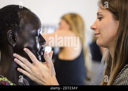 I modelli preparano il backstage durante la presentazione della settimana della moda di Londra della Primavera/Estate 2017, tenuta alla Victoria House, Londra. Data immagine: Domenica 17 2016 settembre. Il credito fotografico dovrebbe essere: Matt Crossick/ EMPICS Entertainment. Foto Stock