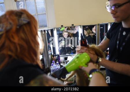 I modelli preparano il backstage durante la presentazione della settimana della moda di Londra della Primavera/Estate 2017, tenuta alla Victoria House, Londra. Data immagine: Domenica 17 2016 settembre. Il credito fotografico dovrebbe essere: Matt Crossick/ EMPICS Entertainment. Foto Stock