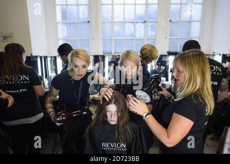 I modelli preparano il backstage durante la presentazione della settimana della moda di Londra della Primavera/Estate 2017, tenuta alla Victoria House, Londra. Data immagine: Domenica 17 2016 settembre. Il credito fotografico dovrebbe essere: Matt Crossick/ EMPICS Entertainment. Foto Stock