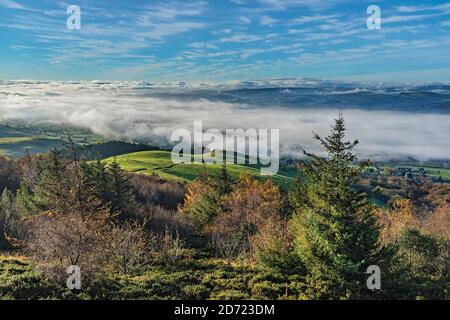 Lookimg ad ovest dal pendio della montagna di Pennycloddiau nel Clwydian Raggio d'azione della luce del mattino con un flusso di nuvole ridotto lungo il Vale di Clwyd Galles del Nord Foto Stock