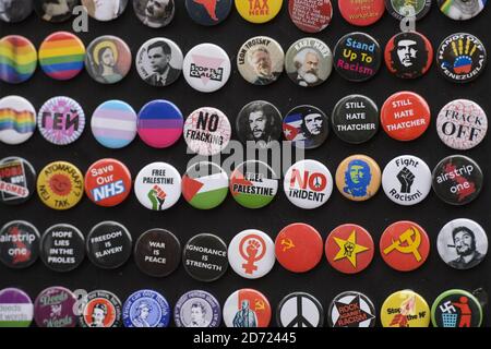 Badge in vendita al di fuori del centro conferenze ACC durante il terzo giorno della conferenza Labor Party a Liverpool. Data immagine: Martedì 27 settembre 2016. Il credito fotografico dovrebbe essere: Matt Crossick/ EMPICS Entertainment. Foto Stock