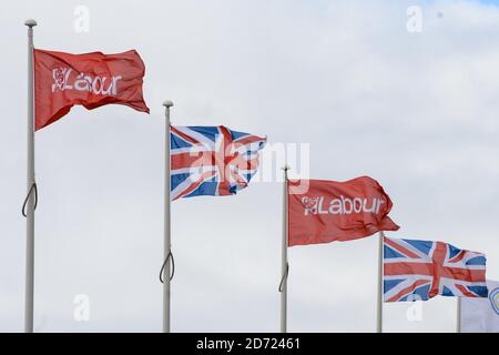 Le bandiere volano fuori dal centro conferenze ACC durante il terzo giorno della conferenza Labor Party a Liverpool. Data immagine: Martedì 27 settembre 2016. Il credito fotografico dovrebbe essere: Matt Crossick/ EMPICS Entertainment. Foto Stock