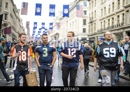 Gli appassionati di calcio americani hanno ritratto durante la NFL su Regent Street, nel centro di Londra. L'evento dei fan ha visto la strada chiusa al traffico, per promuovere la serie internazionale di gioco a Wembley tra i Indianapolis Colts e Jacksonville Jaguar che si svolgono domani. Data immagine: Sabato 1 ottobre 2016. Il credito fotografico dovrebbe essere: Matt Crossick/ EMPICS Entertainment. Foto Stock