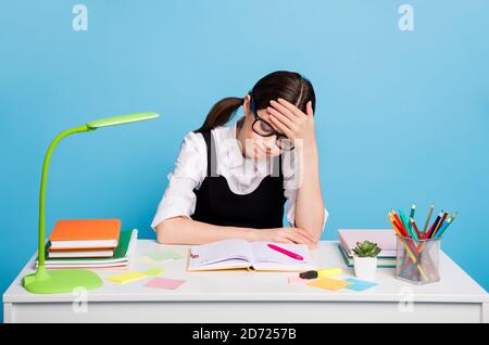 Foto di frustrata ragazza studente collegio sit tavolo guardare copybook impossibile scrivere esame laureato hanno problemi indossare elegante bianco trendy blusa nera Foto Stock