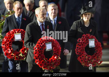 Il leader laburista Jeremy Corbyn, il primo ministro Theresa May e il leader liberaldemocratico Tim Farron durante il servizio annuale della domenica della memoria al memoriale di Cenotaph a Whitehall, nel centro di Londra, hanno tenuto un tributo ai membri delle forze armate che sono morti in grandi conflitti. Data immagine: Domenica 13 novembre 2016. Il credito fotografico dovrebbe essere: Matt Crossick/ EMPICS Entertainment. Foto Stock