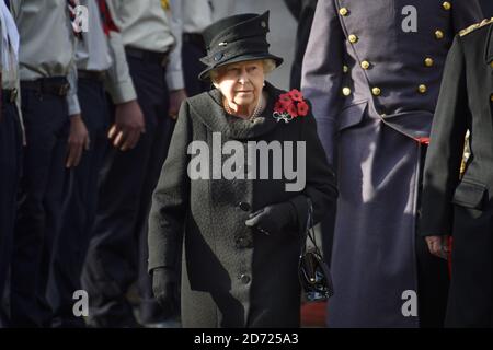 La Regina durante il servizio annuale della domenica della memoria al memoriale Cenotaph di Whitehall, nel centro di Londra, ha tenuto un tributo ai membri delle forze armate che sono morti in grandi conflitti. Data immagine: Domenica 13 novembre 2016. Il credito fotografico dovrebbe essere: Matt Crossick/ EMPICS Entertainment. Foto Stock