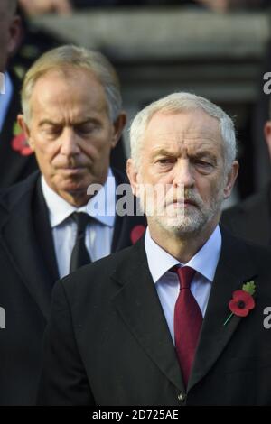 Il leader del lavoro Jeremy Corbyn e l'ex primo ministro Tony Blair durante il servizio annuale della domenica di memoria al memoriale di Cenotaph a Whitehall, nel centro di Londra, hanno tenuto un tributo ai membri delle forze armate che sono morti in grandi conflitti. Data immagine: Domenica 13 novembre 2016. Il credito fotografico dovrebbe essere: Matt Crossick/ EMPICS Entertainment. Foto Stock