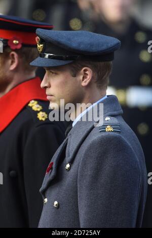 Il Duca di Cambridge durante il servizio annuale della domenica della memoria al memoriale Cenotafh di Whitehall, nel centro di Londra, ha tenuto in tributo i membri delle forze armate che sono morti in grandi conflitti. Data immagine: Domenica 13 novembre 2016. Il credito fotografico dovrebbe essere: Matt Crossick/ EMPICS Entertainment. Foto Stock