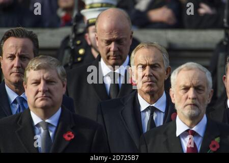 Il vice leader della SNP Angus Robertson, il leader laburista Jeremy Corbyn, e l'ex primo ministro Tony Blair durante il servizio annuale della domenica di memoria al memoriale di Cenotaph a Whitehall, nel centro di Londra, hanno tenuto un tributo ai membri delle forze armate che sono morti in grandi conflitti. Data immagine: Domenica 13 novembre 2016. Il credito fotografico dovrebbe essere: Matt Crossick/ EMPICS Entertainment. Foto Stock