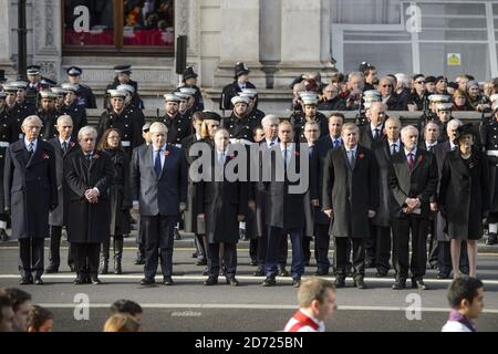 Il segretario agli esteri Boris Johnson, il leader liberaldemocratico Tim Farron, il vice leader della SNP Angus Robertson, il leader laburista Jeremy Corbyn, il primo ministro Theresa May, E gli ex primi ministri David Cameron, Tony Blair e John Major, durante il servizio annuale della domenica della memoria al memoriale di Cenotaph a Whitehall, nel centro di Londra, hanno tenuto un tributo ai membri delle forze armate che sono morti in grandi conflitti. Data immagine: Domenica 13 novembre 2016. Il credito fotografico dovrebbe essere: Matt Crossick/ EMPICS Entertainment. Foto Stock