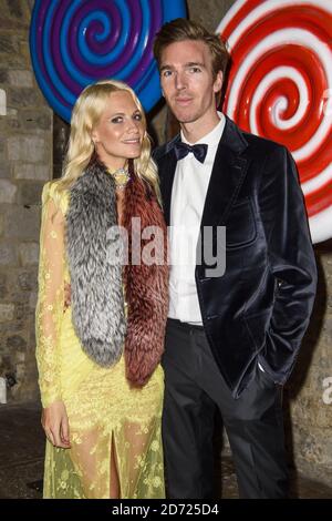 Poppy Delevingne e James Cook partecipano al Save the Children's Winter Gala, un evento festoso di raccolta fondi che si tiene presso la Guildhall di Londra. Data immagine: Martedì 22 novembre 2016. Il credito fotografico dovrebbe essere: Matt Crossick/ EMPICS Entertainment. Foto Stock