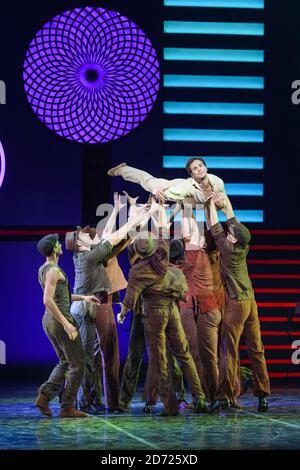 I membri dell'Eifman Ballet di San Pietroburgo suonano scene da Up e Down, al Colosseo di Londra. Lo spettacolo si svolge dal 6-10 dicembre. Data immagine: Martedì 6 dicembre 2016. Il credito fotografico dovrebbe essere: Matt Crossick/ EMPICS Entertainment. Foto Stock