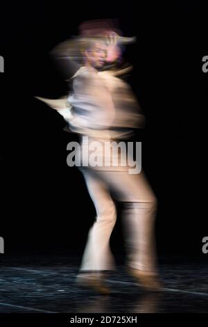 I membri dell'Eifman Ballet di San Pietroburgo suonano scene da Up e Down, al Colosseo di Londra. Lo spettacolo si svolge dal 6-10 dicembre. Data immagine: Martedì 6 dicembre 2016. Il credito fotografico dovrebbe essere: Matt Crossick/ EMPICS Entertainment. Foto Stock