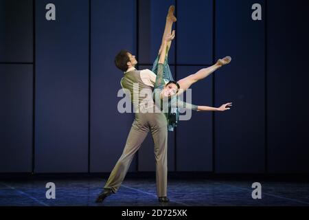 I membri dell'Eifman Ballet di San Pietroburgo suonano scene da Up e Down, al Colosseo di Londra. Lo spettacolo si svolge dal 6-10 dicembre. Data immagine: Martedì 6 dicembre 2016. Il credito fotografico dovrebbe essere: Matt Crossick/ EMPICS Entertainment. Foto Stock