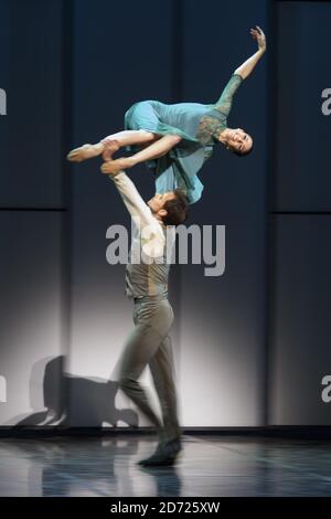 I membri dell'Eifman Ballet di San Pietroburgo suonano scene da Up e Down, al Colosseo di Londra. Lo spettacolo si svolge dal 6-10 dicembre. Data immagine: Martedì 6 dicembre 2016. Il credito fotografico dovrebbe essere: Matt Crossick/ EMPICS Entertainment. Foto Stock