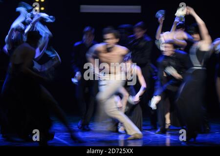 I membri dell'Eifman Ballet di San Pietroburgo suonano scene da Up e Down, al Colosseo di Londra. Lo spettacolo si svolge dal 6-10 dicembre. Data immagine: Martedì 6 dicembre 2016. Il credito fotografico dovrebbe essere: Matt Crossick/ EMPICS Entertainment. Foto Stock