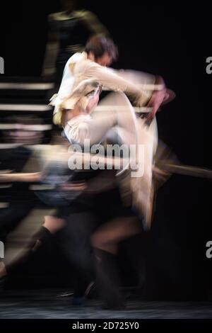 I membri dell'Eifman Ballet di San Pietroburgo suonano scene da Up e Down, al Colosseo di Londra. Lo spettacolo si svolge dal 6-10 dicembre. Data immagine: Martedì 6 dicembre 2016. Il credito fotografico dovrebbe essere: Matt Crossick/ EMPICS Entertainment. Foto Stock