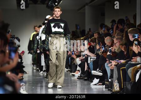 Modelli sulla passerella durante la fiera Liam Hodges London Fashion Week™€ menâ s AW17 tenutasi a 180 Strand, Londra. Data immagine: Venerdì 6 gennaio 2016. Il credito fotografico dovrebbe essere: Matt Crossick/ EMPICS Entertainment. Foto Stock