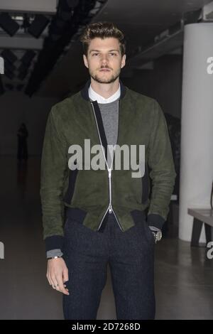 Jim Chapman in prima fila durante lo spettacolo AW17 della Ximon Lee London Fashion Week, tenutosi a 180 Strand, Londra, menâ€™. Data immagine: Domenica 8 gennaio 2016. Il credito fotografico dovrebbe essere: Matt Crossick/ EMPICS Entertainment. Foto Stock