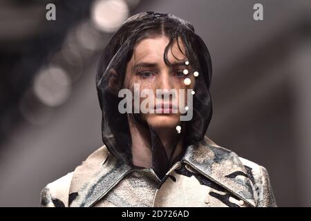 Modelli sulla passerella durante lo spettacolo AW17 di Ximon Lee London Fashion Week menâ€™tenuto a 180 Strand, Londra. Data immagine: Domenica 8 gennaio 2016. Il credito fotografico dovrebbe essere: Matt Crossick/ EMPICS Entertainment. Foto Stock