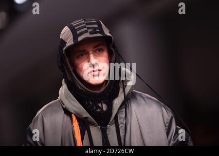 Modelli sulla passerella durante la KTZ London Fashion Week menâ€™s AW17 show tenutasi a 180 Strand, Londra. Data immagine: Domenica 8 gennaio 2016. Il credito fotografico dovrebbe essere: Matt Crossick/ EMPICS Entertainment. Foto Stock