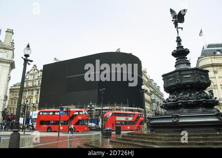 Visione generale degli schermi pubblicitari di Piccadilly Circus, Londra, che sono stati spenti oggi in preparazione di una riqualificazione che vedrà il lancio di un nuovo schermo ad alta risoluzione nell'autunno 2017. Data immagine: Lunedì 16 gennaio 2016. Il credito fotografico dovrebbe essere: Matt Crossick/ EMPICS Entertainment. Foto Stock