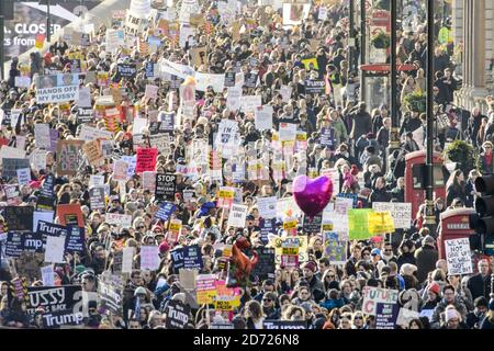 I dimostranti si dirigono verso Piccadilly durante la marcia delle donne a Londra, dove i manifestanti hanno marciato per promuovere i diritti delle donne sulla scia del risultato elettorale americano. Data immagine: Sabato 21 gennaio 2017. Il credito fotografico dovrebbe essere: Matt Crossick/ EMPICS Entertainment. Foto Stock