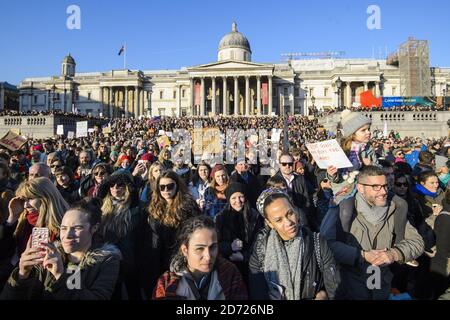 Manifestanti a Trafalgar Square durante la marcia delle donne a Londra, dove i manifestanti hanno marciato per promuovere i diritti delle donne sulla scia del risultato elettorale americano. Data immagine: Sabato 21 gennaio 2017. Il credito fotografico dovrebbe essere: Matt Crossick/ EMPICS Entertainment. Foto Stock