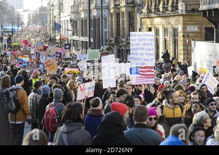 I dimostranti si dirigono verso Piccadilly durante la marcia delle donne a Londra, dove i manifestanti hanno marciato per promuovere i diritti delle donne sulla scia del risultato elettorale americano. Data immagine: Sabato 21 gennaio 2017. Il credito fotografico dovrebbe essere: Matt Crossick/ EMPICS Entertainment. Foto Stock