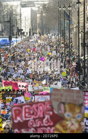 I dimostranti si dirigono verso Piccadilly durante la marcia delle donne a Londra, dove i manifestanti hanno marciato per promuovere i diritti delle donne sulla scia del risultato elettorale americano. Data immagine: Sabato 21 gennaio 2017. Il credito fotografico dovrebbe essere: Matt Crossick/ EMPICS Entertainment. Foto Stock