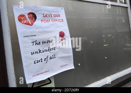 Un cartello che protestava contro la chiusura di filiali all'esterno dell'ufficio postale di Crouch End a Londra. In seguito alla privatizzazione della Royal Mail nel 2014, si prevede di trasferire fino a 60 uffici postali al settore privato, che, insieme a tagli di posti di lavoro e mutamenti pensionistici, ha portato a scioperi da parte dell'Unione della CWU Foto Stock