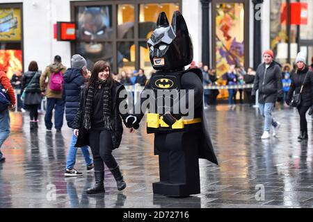 Un personaggio di Lego Batman attraversa Leicester Square, Londra, prima di assistere a una proiezione di gala del film Lego Batman al cinema Empire. Data immagine: Sabato 28 gennaio 2016. Il credito fotografico dovrebbe essere: Matt Crossick/ EMPICS Entertainment. Foto Stock