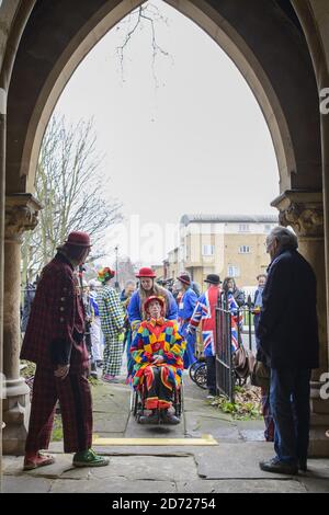 Clown raffigurati in occasione del Clowns Annual Grimaldi Service, presso la chiesa All Saints di Haggerston, a est di Londra. Data immagine: Domenica 5 febbraio 2017. Il credito fotografico dovrebbe essere: Matt Crossick/ EMPICS Entertainment. Il servizio si svolge una volta all'anno per oltre 70 anni, e commemora la vita del clown Joseph Grimaldi, morto nel 1837. Foto Stock