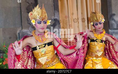 La foto è stata scattata il 4 luglio 2018 bali regione in indonesia era danza culturale eseguita per pubblico aperto Foto Stock