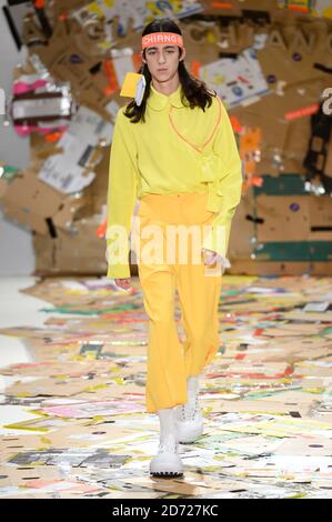 Modelli sulla passerella durante lo spettacolo Angus Chiang Autunno/Inverno 2017 London Fashion Week presso il locale Fashion Scout di Freemason's Hall, Londra. Data immagine: Venerdì 17 febbraio 2017. Il credito fotografico dovrebbe essere: Matt Crossick/ EMPICS Entertainment. Foto Stock